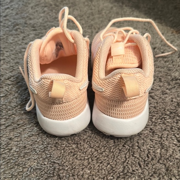 Nike Little Girls 12c Roshe Run Sneakers- Worn one time! - Picture 2 of 7
